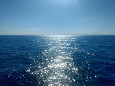 Gökyüzü ile buluştuğunda deniz fotoğrafı. Birinin nerede başlayıp diğerinin nerede biteceğini tanımlamak kolay değil. 