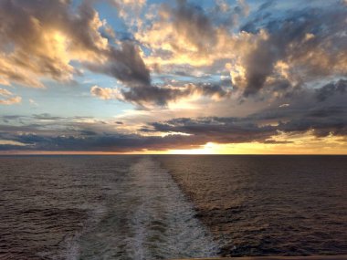 Bir geminin üstünden fotoğraf. Gemi & # 39; denizde uyandı. Gün batımı ve günün güzel sonu.