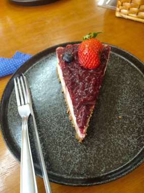 Lezzetli kırmızı meyveli turta.