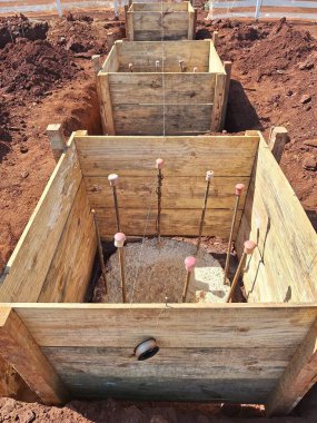 Bina vakfının infazı. Yığınlar yapıldıktan sonra, taç kalıplarının şekli yapılır.. 