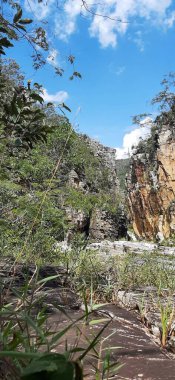 Doğanın güzel bir manzarası. Biraz keşfedilmiş bir yer, kaya oluşumları olan bir duvar. Mavi gökyüzü ile güzel bir gün resmi tamamlıyor..