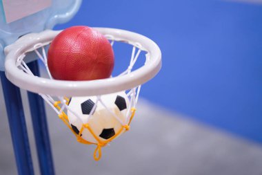 Basketbol potasındaki plastik top spor becerilerini geliştiren bir oyuncaktır..