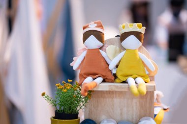 Kral ve Kraliçe bebekleri yan yana oturarak büyük aşkı temsil eder..