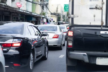 Yoğun trafikte çok sayıda araba çok fazla kirliliğe neden olur..