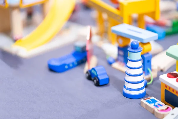 Zabawki Umieszczone Kolorowym Stole Bawiącymi Się Dziećmi — Zdjęcie stockowe