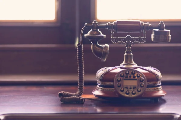 おそらく百年以上前の古い部屋でアンティークの電話 — ストック写真