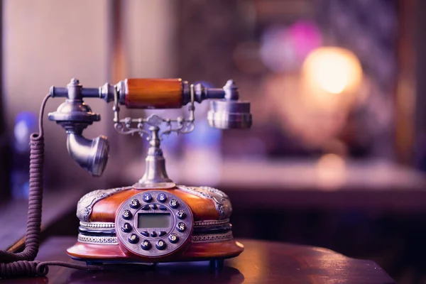 おそらく百年以上前の古い部屋でアンティークの電話 — ストック写真