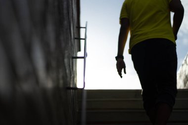 Yukarıdaki doğaya adım atmak için merdivenlerden çıkan insanlar..