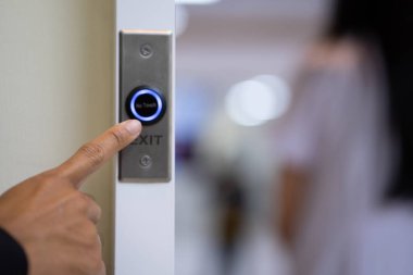 Yangın çıkışına karşı acil çıkış..