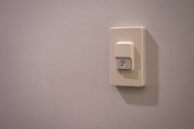 Temiz bir krema arka planında zili çalıyor..