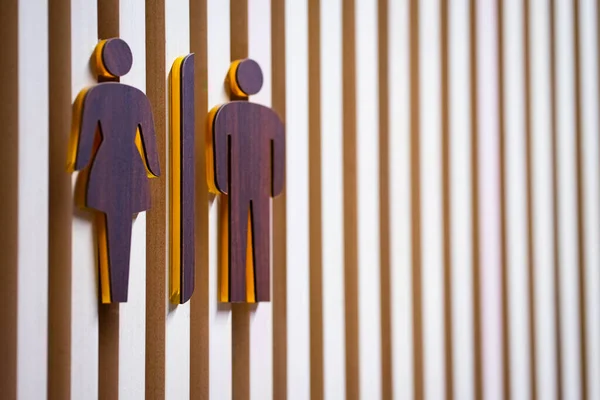 Tuvaletlerin Önündeki Tahta Tabela Modern Arka Planda Kadın Erkekleri Ayırıyor — Stok fotoğraf