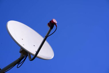 Mavi gökyüzü arka plan ile çatıda Uydu çanak anten.