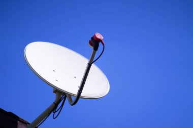 Mavi gökyüzü arka plan ile çatıda Uydu çanak anten.