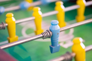 Futbol masası ahşap tahta oyuncu oyunları eğlence için.