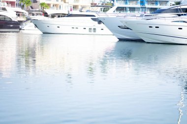 Lüks Yatlar, Tekne Gezileri ve Turist Gezileri.