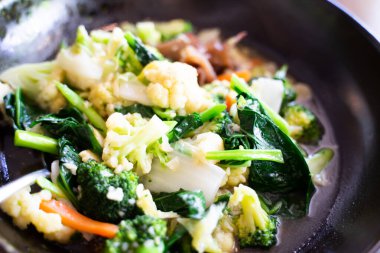 Karıştırılmış brokoli ve karnabahar. Tabakta servis edilmeye hazır lezzetli Tayland yemekleri..