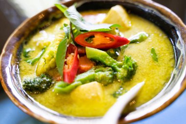 Yeşil köri, Tayland yemeği ve lezzetli yemekler servise hazır..