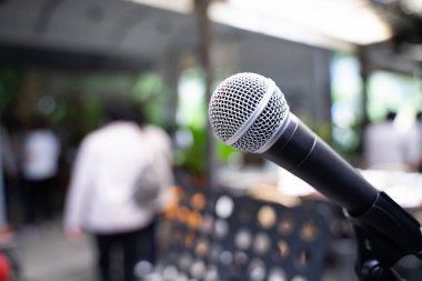 Seminer odasındaki bulanık görüntüdeki mikrofon ya da şölen salonundaki ışıklandırma, olay arkaplanı.