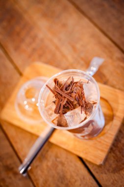 Buzlu çikolatalı ve buzlu. Bardakta, ahşap bardakta..