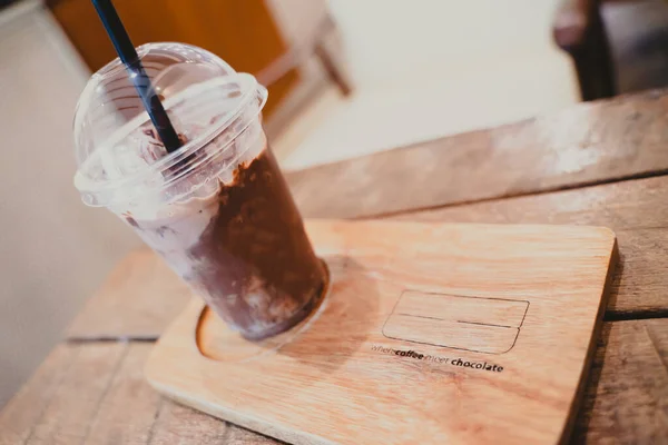 Coklat Dingin Mug Pada Kayu Coaster Dengan Pesan Ketika Kopi — Stok Foto