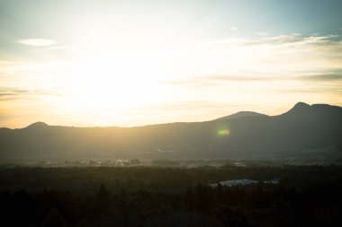 Doğal manzara, gün batımının ışığı, gökyüzü altın sarısı.