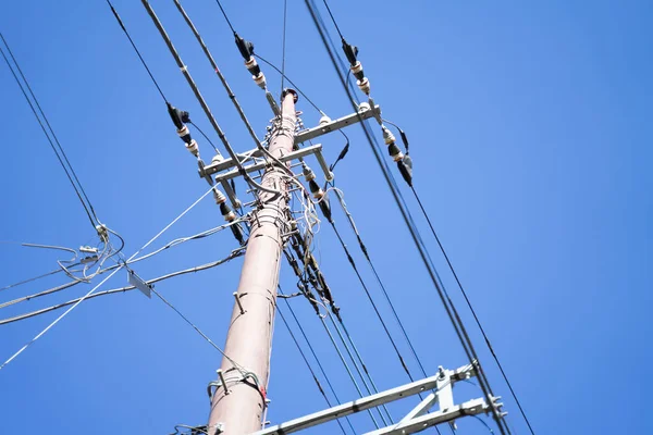 Fios Elétricos Postes Eletricidade Fundo Céu Brilhante — Fotografia de Stock