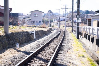 Sonbahar akşamı yol kenarındaki köylerle sanayi yolu kavşağı.