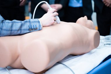 Doktor kalp atış hızını modern tıbbi ekipman konseptiyle ölçme simülasyonu yapıyor..