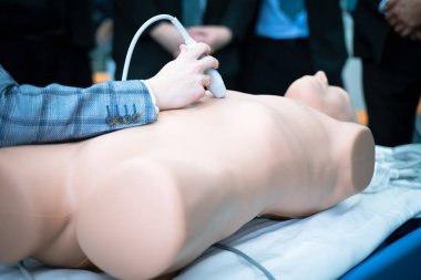 Doktor kalp atış hızını modern tıbbi ekipman konseptiyle ölçme simülasyonu yapıyor..