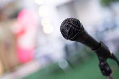 Seminer odasında mikrofon ya da toplantı odasında ışıklandırma.