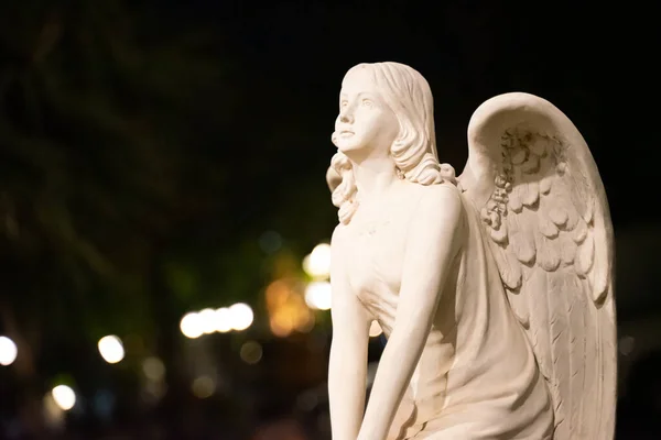Une Statue Cupidon Découpée Sur Fond Lumière Bokeh — Photo