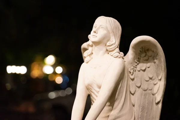 Une Statue Cupidon Découpée Sur Fond Lumière Bokeh — Photo