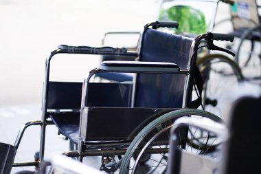 Hastanedeki tekerlekli sandalyede hastaları bekleyen engelli araçlar veya tekerlekli sandalyeler.