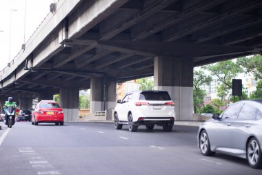 Trafiğin en yoğun olduğu saatte araba yolda..