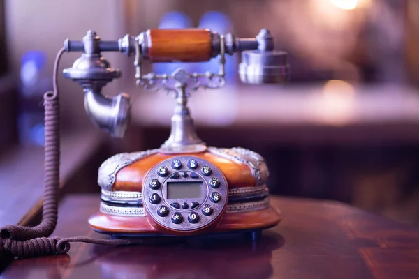 テーブルの上の茶色の古典的なアンティーク電話 — ストック写真