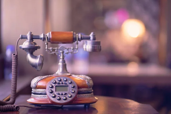 テーブルの上の茶色の古典的なアンティーク電話 — ストック写真