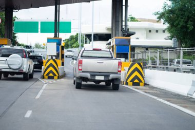 Otoyol gişesinin girişi için kasiyere ödeme yapıyor..