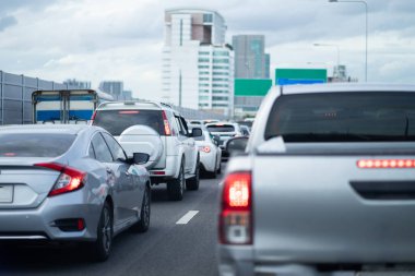 Şehrin caddelerinde trafik sıkışık. Trafik sıkışıklığında otoyoldaki arabalar.