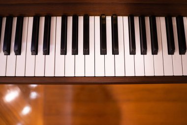 Yukarıdan çekilen siyah beyaz piyano tuşlarına yakın çekim.