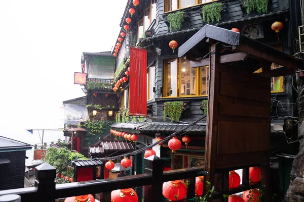 Китайский Стиль Кафе Украшены Красными Фонарями Небо Облачно Дождливо — стоковое фото