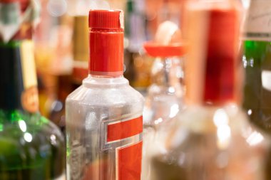 Çeşitli alkol şişeleri, bokeh arkaplan.