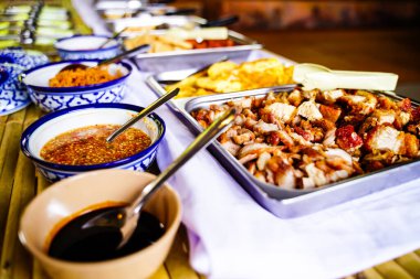 Az yağlı kızarmış domuz eti ve soslu çeşitli tabaklar..