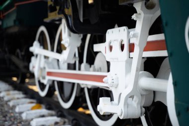 Pistteki buharlı bir lokomotifin yan görüntüsü.