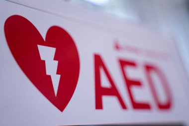 Beyaz bir kutuda bulunan otomatik dış defibrilatör (AED), kalp krizi geçiren insanlar için acil durum defibrilatörüdür. Bulanık konsept.