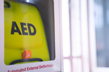 Otomatik dış defibrilatör (AED), kalp krizi geçiren insanlar için acil durum defibrilatörüdür..