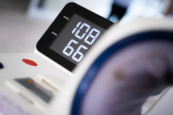 Digitales Blutdruckmessgerät Und Pulsmesser Gesundheitsfürsorge Und Medizinisches Konzept — Stockfoto