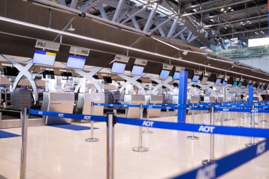 Uluslararası havalimanı giriş kontrol gişeleri.