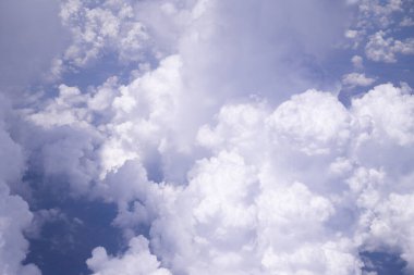 Uçak penceresinden bulutların görüntüsü.