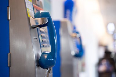 Ankesörlü telefon kulübeleri acil aramalar için yan görünüm.