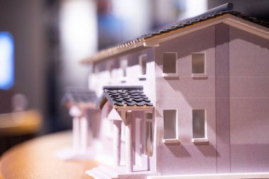 Issız bir evin 3 boyutlu maketi konut binasının kiremitli çatısı altında. bokeh ışık arkaplanı.